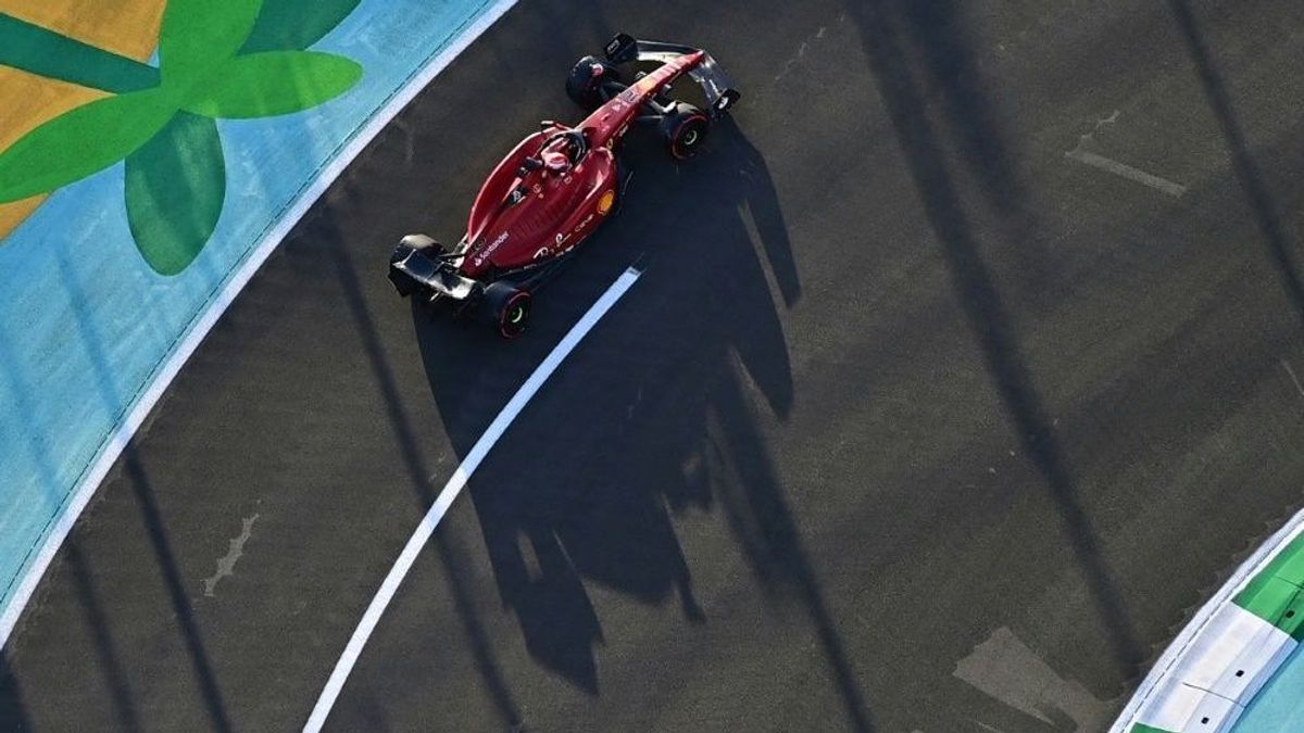 Charles Leclerc im ersten freien Training vorne