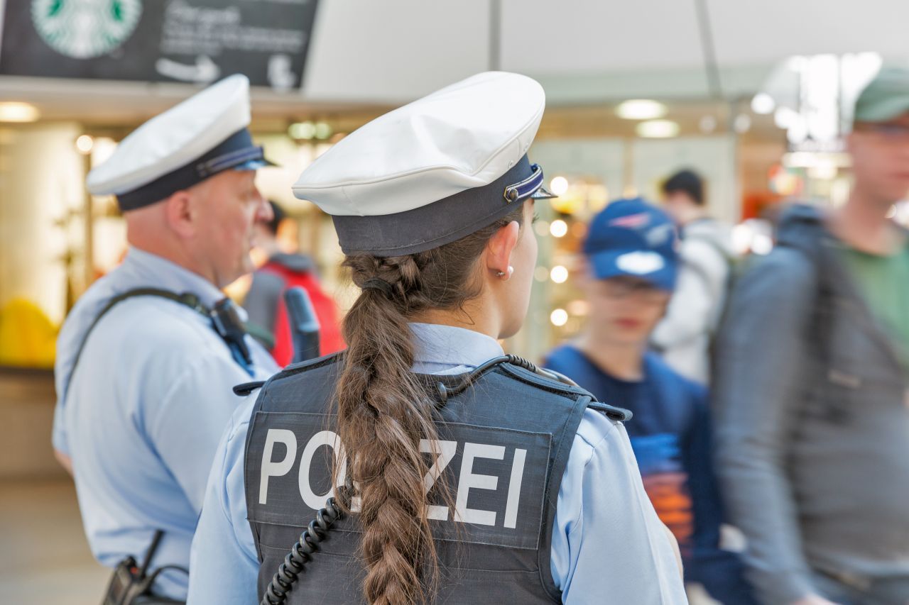 Auch für die Durchsuchung einer Person braucht die Polizei einen Grund. Frauen dürfen zudem in der Regel nur von Beamtinnen durchsucht werden.