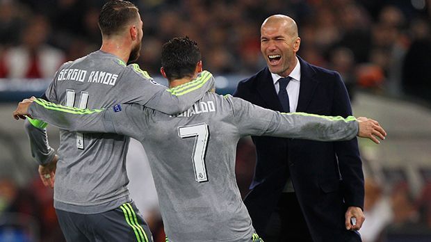
                <strong>Zinedine Zidane</strong><br>
                Gewinnt Real Madrid gegen den Stadtrivalen Atletico das Champions-League-Finale 2016, wäre Zinedine Zidane der sechste Spieler, der auf und neben dem Feld den Henkelpott holt.
              