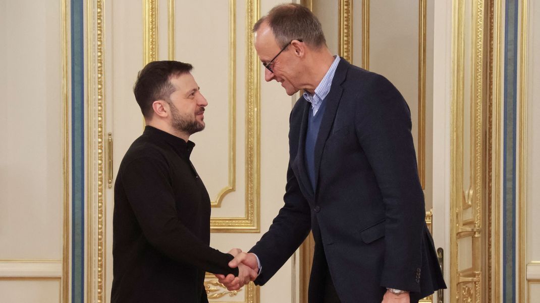 Bundeskanzler Merz (rechts) wird den ukrainischen Präsidenten Selenskyj zu Gesprächen in Berlin empfangen. (Archivbild)