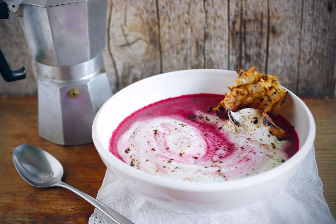 Rote-Bete-Suppe können Sie zum Beispiel mit Lebkuchengewürz verfeinern – und schon haben Sie eine herrlich weihnachtliche Vorspeise.