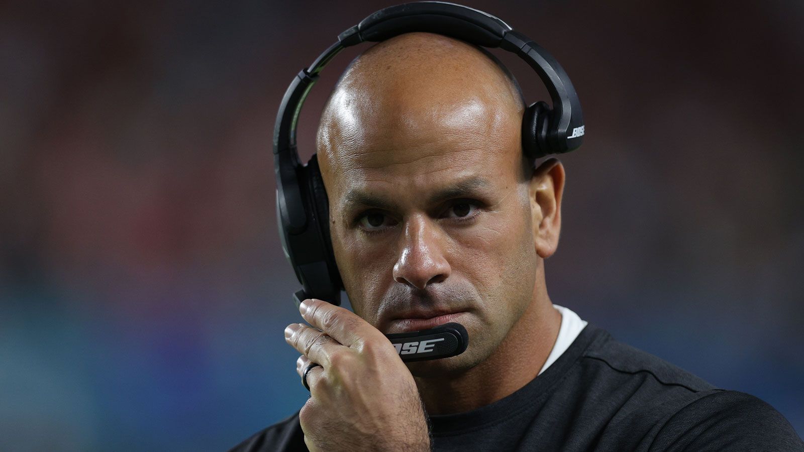 
                <strong>Robert Saleh (Defensive Coordinator der San Francisco 49ers)</strong><br>
                Welches Potenzial in ihm steckt, konnte Robert Saleh in der Saison 2019 beweisen, als die San Francisco 49ers auch dank der Defense in den Super Bowl kamen. Seit 2017 hat er bei den Kaliforniern den Posten inne, die NFL ist aber schon zwölf Jahre länger seine Heimat. Saleh arbeitete für die Houston Texans, die Seattle Seahawks, mit denen er in der Saison 2013 als Defensive Quality Control Coach den Super Bowl gewann, und die Jacksonville Jaguars. Der aus Michigan stammende ehemalige Tight End steht für einen aggressiven Spielstil. Im Frühjahr galt er als Head-Coach-Kandidat bei den Cleveland Browns, nun könnte sich die nächste Chance ergeben.
              