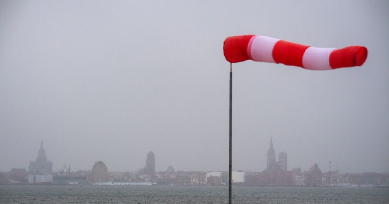 Besonders heftig traf es auch die Küstengebiete. Hier ist die Silhouette der Hansestadt Stralsund zu sehen.