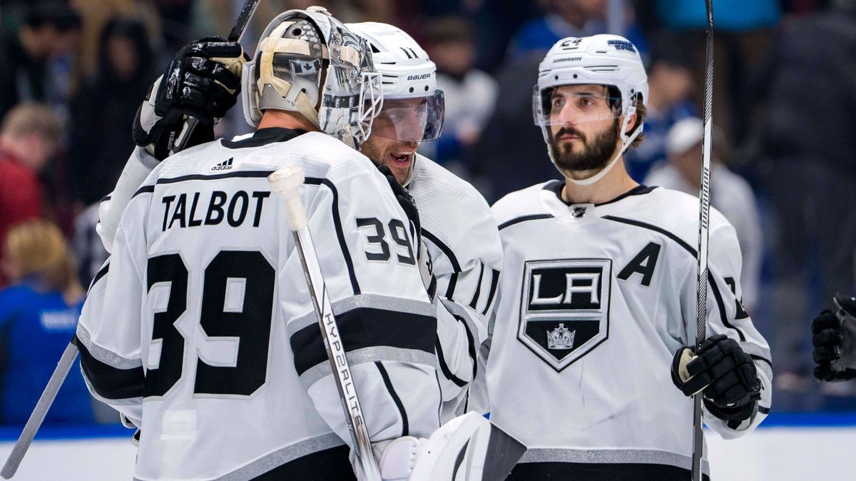 NHL, Eishockey Herren, USA Los Angeles Kings at Vancouver Canucks Mar 25, 2024; Vancouver, British Columbia, CAN; Los Angeles Kings goalie Cam Talbot (39) and forward Anze Kopitar (11) and forward ...