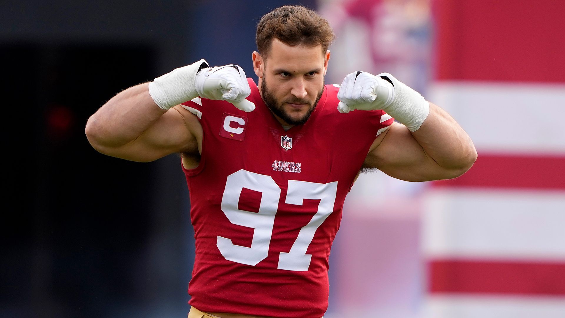 <strong>Nick Bosa (San Francisco 49ers)</strong><br>Einer der Top-Stars, der dieses Jahr vom Training fernbleibt, ist Nick Bosa. Der 25-Jährige gehört zu den besten Pass Rushern der Liga, spielt allerdings noch immer unter seinem Rookie-Vertrag in der von den 49ers gezogenen Option für das fünfte Vertragsjahr. Der amtierende Defensive Player of the Year geht also in sein vorerst letztes Vertragsjahr. Ein langfristiger Kontrakt, der ihn zum bestbezahlten Defensive End der Liga machen könnte, ist angestrebt. Bis es zu einer Einigung kommt, wird Bosa wohl erstmal fernbleiben.