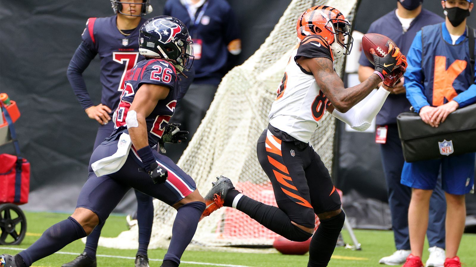 
                <strong>Meiste Catches eines Rookie-Receivers der Cinncinati Bengals</strong><br>
                Unbemerkt von der großen Öffentlichkeit spielt auch Rookie Tee Higgins eine starke Saison. In den 15 bisherigen Saisonspiele gelangen ihm 67 Catches für 908 Yards. Jetzt hat er am letzten Spieltag die Chance, sich zumindest in die Franchise-Geschichtsbücher der Cincinnati Bengals einzutragen: Dem Wide Receiver fehlt nur noch ein Catch, um den Rookie-Rekord von Chris Collinsworth aus dem Jahr 1981 zu brechen.
              