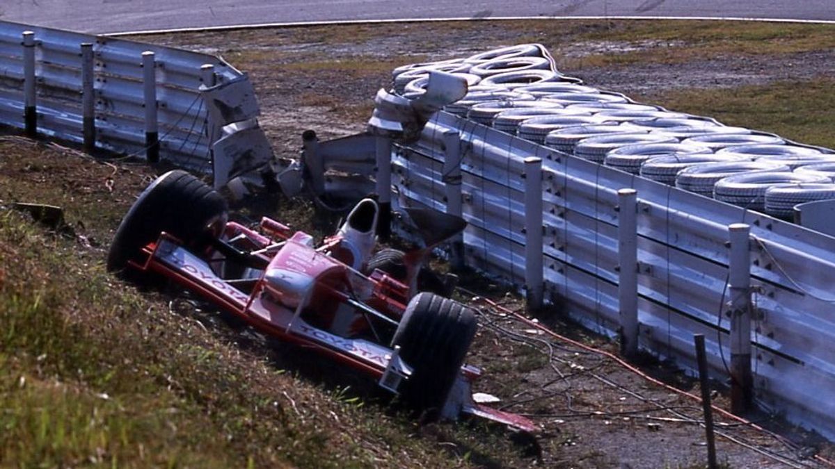 Das Unfallauto von Allan McNish 2002 in Suzuka vor dem Loch in der Leitplanke