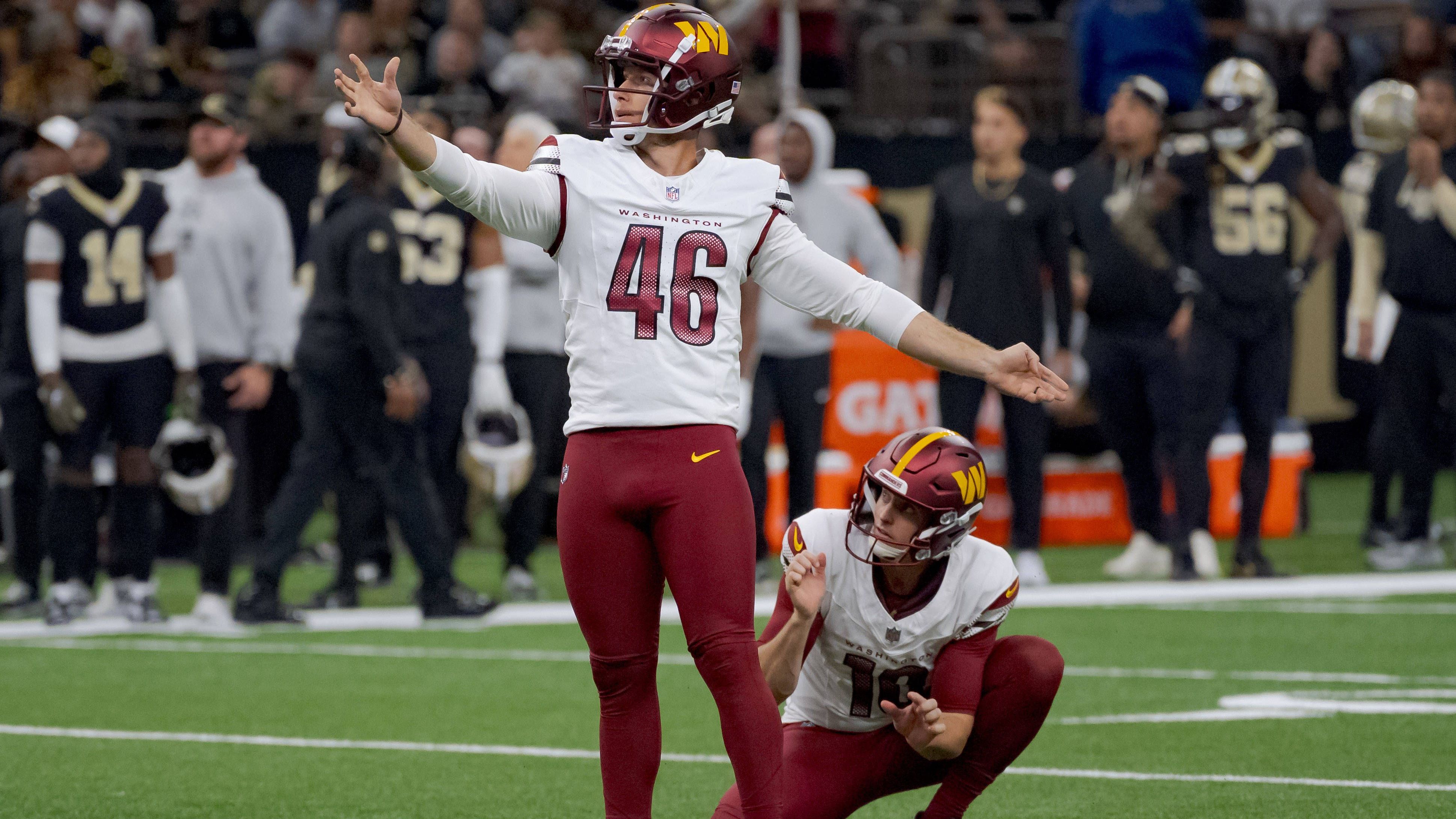 <strong>Beide Commanders-Kicker zeitgleich im Baby-Glück</strong><br>Die Commanders mussten am Mittwoch aus ungewöhnlichem, aber erfreulichem Grund auf ihre beiden Kicker im Training verzichten. Sowohl Greg Joseph (im Bild) als auch Zane Johnson erwarteten Nachwuchs. Joseph stand zuletzt gegen die Saints noch auf dem Feld, nachdem Gonzalez verletzt ausfiel. Am Sonntag gegen die Eagles sollte Joseph wieder da sein.