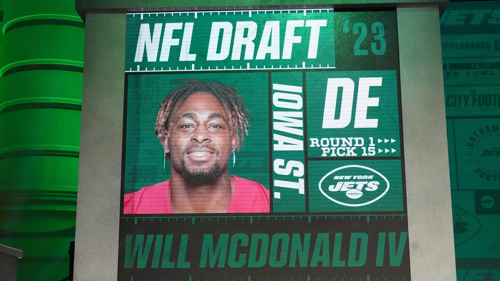 
                <strong>Iowa State-Durststrecke endet dank Jets</strong><br>
                Indem die New York Jets sich mit dem 15. Pick für Will McDonald IV entschieden, haben sie eine 50-jährige Durststrecke der Iowa State University beendet. 1973 war zuvor letztmals ein Absolvent des Colleges in der ersten Runde des Drafts ausgewählt worden. Damals hatten die Houston Oilers an Nummer 14 George Amundson gezogen. Dem Running Back war allerdings nur eine kurze NFL-Karriere vergönnt. Nach zwei Spielzeiten in Houston und einer bei den Philadelphia Eagles war seine Zeit in der besten Football-Liga der Welt schon wieder beendet.
              