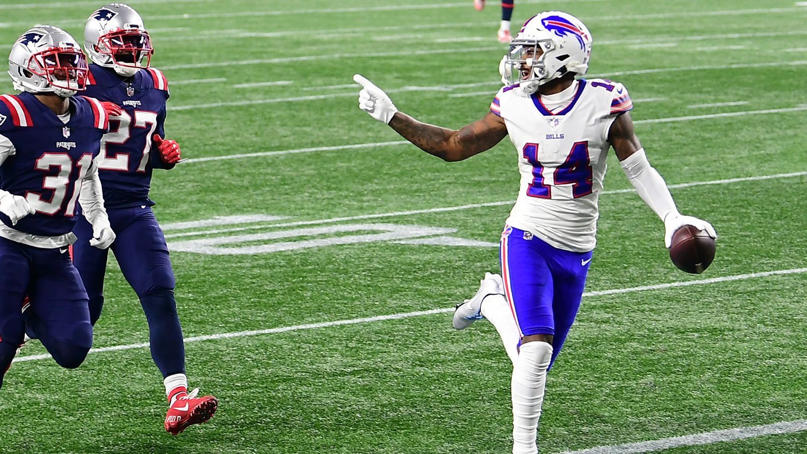 
                <strong>Wide Receiver: Stefon Diggs (Buffalo Bills)</strong><br>
                Stefon Diggs ist für das Wild-Card-Spiel gegen die Indianapolis Colts zwar offiziell fraglich, aber mal ehrlich: Wer zweifelt wirklich an einem Einsatz des Receiving-Leaders der NFL (1.535 Yards)? Diggs hat die Bills gleich in seiner ersten Saison in Buffalo auf ein neues Niveau gehoben, sie zum ersten AFC-East-Titel seit 25 Jahren geführt. Und der 27-Jährige wird alles daran setzen, auch der Postseason seinen Stempel aufzudrücken.
              