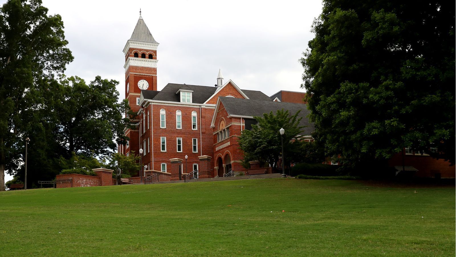 
                <strong>Universität</strong><br>
                Die Clemson University wurde 1889 in der Kleinstadt Clemson  im Bundesstaat South Carolina gegründet. Zu Beginn lag der Schwerpunkt auf der Agrarwirtschaft, sodass die Universität Clemson Agricultural College of South Carolina hieß. Erst 1964 wurde sie umgetauft, obwohl die Studentinnen und Studenten dort schon seit 1928 andere Fächer wie beispielsweise Chemie oder Ingenieurwesen studieren konnten.
              