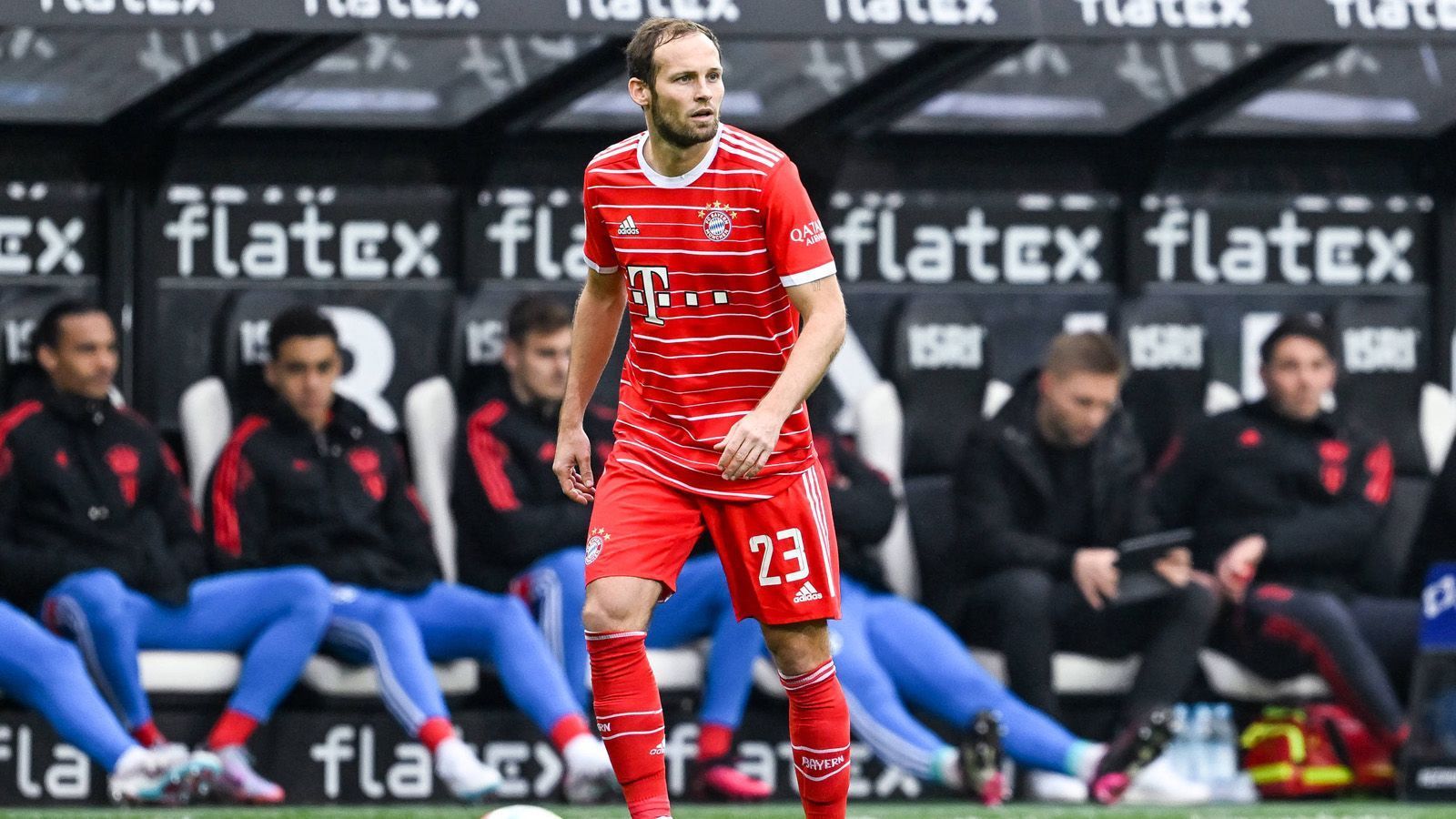 
                <strong>Daley Blind (FC Bayern München)</strong><br>
                Der niederländische Winter-Neuzugang gibt in Gladbach sein Bundesliga-Startelf-Debüt für die Bayern. Dabei gibt es beim Routinier letztlich doch etwas mehr Schatten als Licht. Früh im Spiel verliert er bei einer Standardsituation Gegenspieler Itakura aus dem Blick, der in dieser Szene beinahe das 1:0 für die Gladbacher köpft. Vor dem zweiten Gegentreffer klärt er den Ball vor dem Strafraum nicht konsequent genug, kommt in weiterer Folge immer einen Schritt zu spät und kann das 1:2 somit nicht mehr verhindern. Vor dem 1:3 unterläuft Blind ein entscheidender technischer Fehler. ran-Note: 5
              