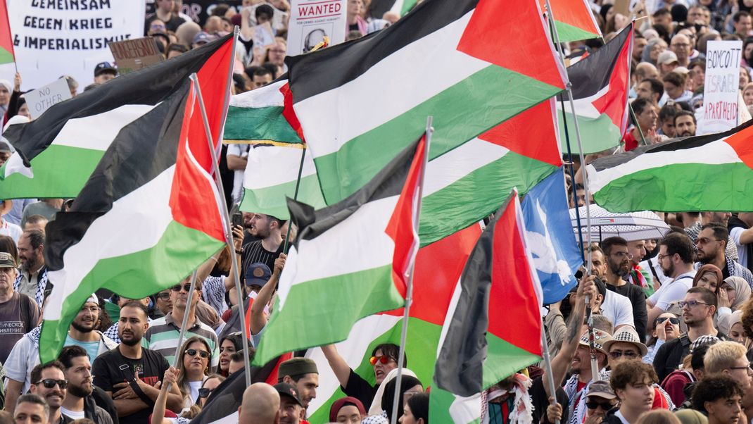 Mehrere tausend Menschen beteiligen sich an der Demonstration "United 4 Gaza" zur Solidarität mit den Palästinensern in der Innenstadt von Frankfurt.