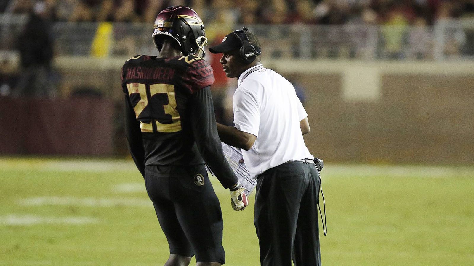 
                <strong>Hamsah Nasirildeen (Safety, Florida State)</strong><br>
                An der High School agierte Hamsah Nasirildeen als Linebacker, Tight End, Wide Receiver und Safety. Bei Florida State war er als Safety ein absoluter Schlüsselspieler, hatte seine auffälligste Spielzeit im Jahre 2019 mit zwei Interceptions und drei forcierten Fumbles. Der 1,93 Meter große Passverteidiger bringt die richtige Statur und Athletik mit, ist sehr vielseitig und kann in der Manndeckung potenzielle Passempfänger aus dem Spiel nehmen. Nasirildeen dürfte ein Kandidat für die 2. Runde sein.  
              