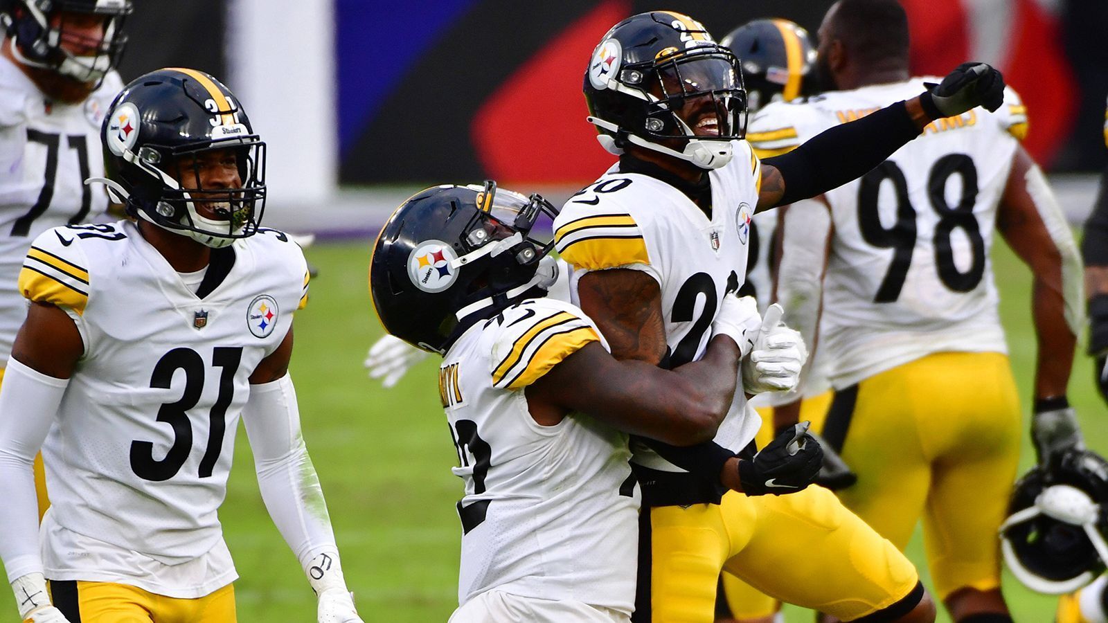 
                <strong>Defense als Schlüssel zum Erfolg</strong><br>
                Mit T.J. Watt, Stephen Tuitt und Bud Dupree sind gleich drei Spieler in den Top-10 der Sacks in der bisherigen Saison vertreten. Allgemein sammelten die Steelers mit 30 Sacks bisher die meisten aller NFL-Teams. Mit zehn Interceptions fing Pittsburgh auch die zweitmeisten gegnerischen Pässe unter allen Teams in dieser Saison ab. Zweimal sogar für einen "Pick Six", also einen Touchdown. Alles erinnert an "Steel Curtain", die goldene Zeit in den 70er Jahren.
              