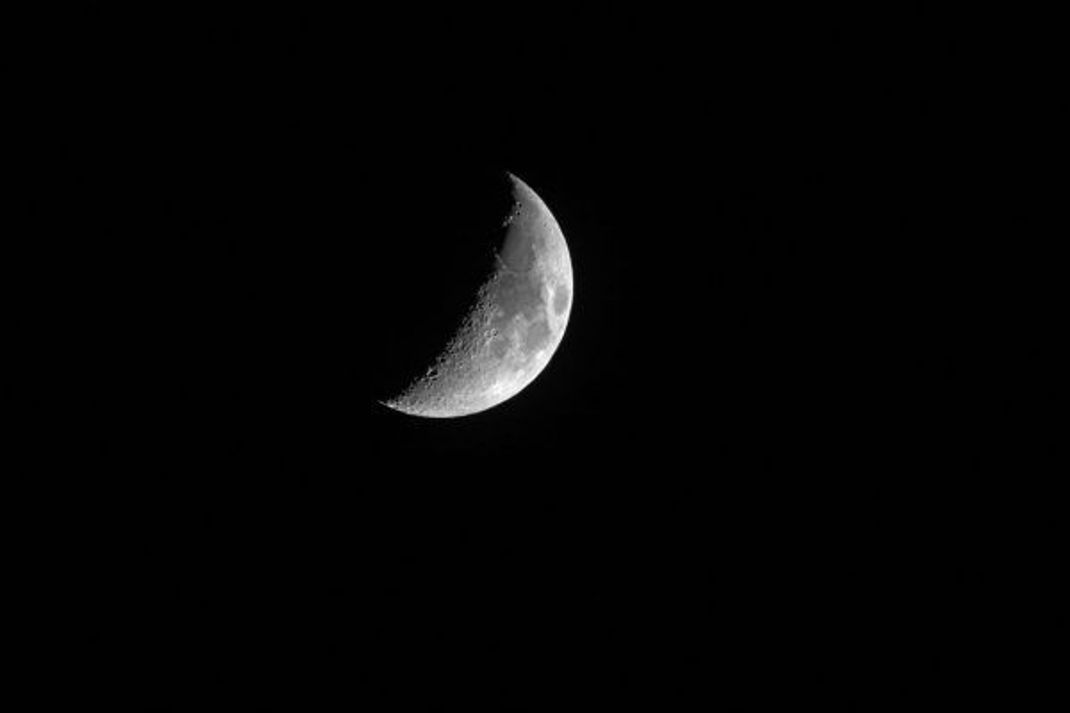 Ist die Mondsichel gebogen wie die "Klammer zu: )", spricht man vom zunehmenden Mond.