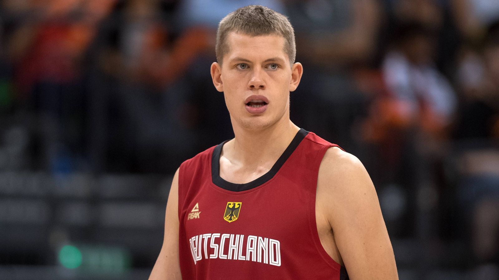 
                <strong>Moritz Wagner (Washington Wizards)</strong><br>
                Der Power Forward gelangte 2018 als 25th-Overall-Pick in die NBA, kam im Schnitt etwas mehr als 10 Minuten zum Einsatz und erzielte durchschnittlich 4,8 Punkte. In Washington verdient er kommende Saison 2,063 Millionen US-Dollar. "Der Trade wurde gemacht, weil da jemand an uns glaubt", sagt Wagner über den Wechsel und fügt hinzu: "Ich freue mich auf die Organisation, weil es dort in die richtige Richtung geht."
              