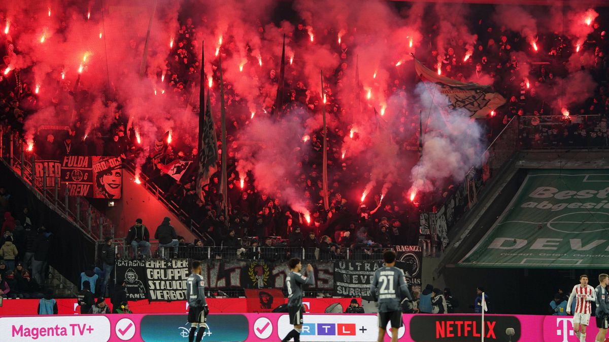 Pyro im Frankfurter Fanblock