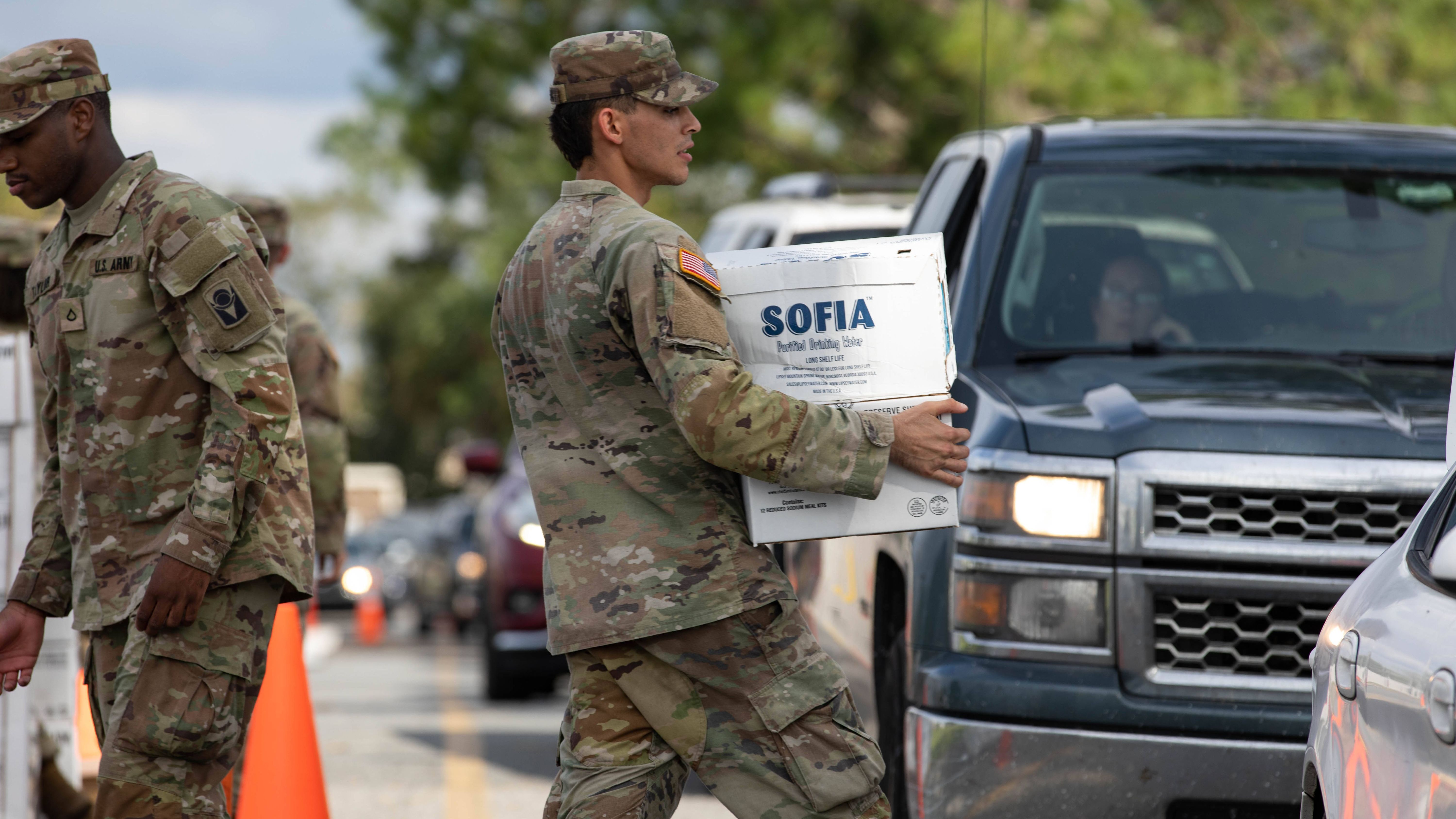 Die US-Army verteilt Lebensmittel an Betroffene in Suwanne County, Florida.