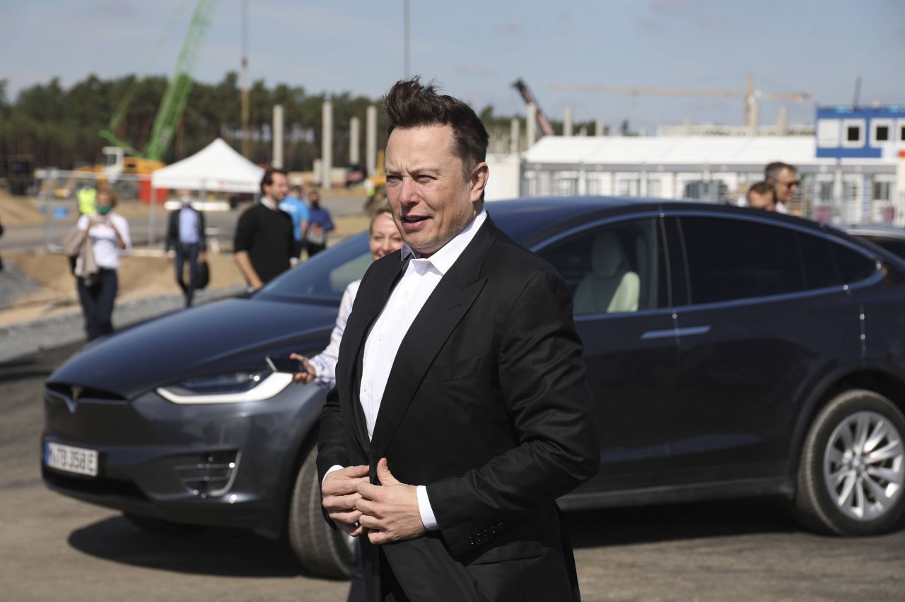 Platz 1: Elon Musk. An der Spitze der Milliardärs-Liste thront nun der Chef von Tesla und dem Raumfahrts-Unternehmen SpaceX - mit 188,5 Milliarden Dollar. "Schlappe" 1,5 Milliarden Doller verdrängten Jeff Bezos auf Platz 2. Den Erfolg verdankt Musk seinen Elektro-Autos: Der kräftig steigende Aktienkurs von Tesla lässt sein Vermögen immer weiter wachsen. Und er hat damit Großes vor: Die Milliarden, die er verdient, sollen der 