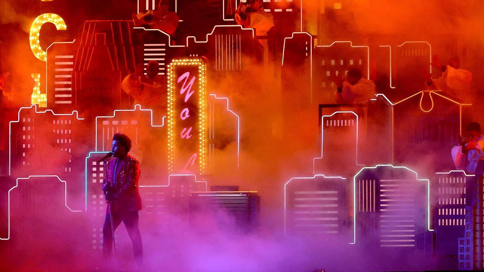 
                <strong>Ohne Einordnung: Vieldiskutierte Halbzeitshow von "The Weeknd"</strong><br>
                Gespaltene Meinungen zur Halbzeitshow von "The Weeknd", aber das hat im Super Bowl genauso viel Tradition, wie das Spiel selbst. In Sozialen Netzwerken wird über die mögliche Playback-Show gelästert, andere feierten die Perfomance des 30-Jährigen, der in diesem Jahr ohne Bühne auskommen musste. Diese konnte aufgrund von Hygienebestimmungen nicht aufgebaut werden. Trotzdem konnte sich die Show sehen lassen. Nach einem mystischen Intro tanzten zahlreiche Tänzer in rotem Gewand und mit Maske auf dem Platz. Fazit: Es gab schon bessere, aber auch deutlich schlechtere Halbzeitshows beim Super Bowl. 
              
