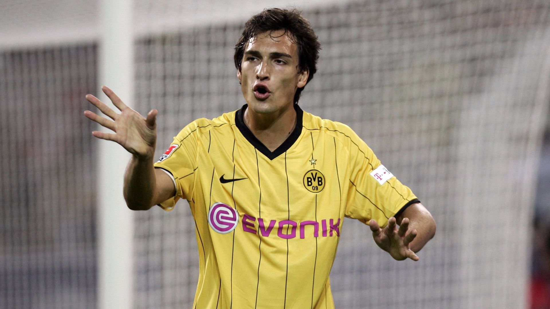 
                <strong>Mats Hummels (Borussia Dortmund)</strong><br>
                In seiner Karriere pendelte Mats Hummels fleißig zwischen München und Dortmund hin und her. Um den Durchbruch im Profigeschäft zu schaffen, verliehen die Bayern Hummels zunächst ab Januar 2008 für eineinhalb Jahre nach Dortmund. Beim BVB überzeugte Hummels schnell, sodass ihn die Schwarz-Gelben 2009 letztendlich fest verpflichteten. Nach seiner persönlich erfolgreichsten Zeit mit dem BVB, die mit einer Meisterschaft 2011 sowie dem Gewinn des Doubles 2012 gekrönt wurde, kehrte Hummels 2016 als Weltmeister nach München zurück. Zwischen 2017 und 2019 feierte der Rückkehrer mit den Bayern drei Mal den Gewinn der Meisterschaft. 2019 folgte der zweite Wechsel nach Dortmund, wo Hummels bis heute aktiv ist. 
              