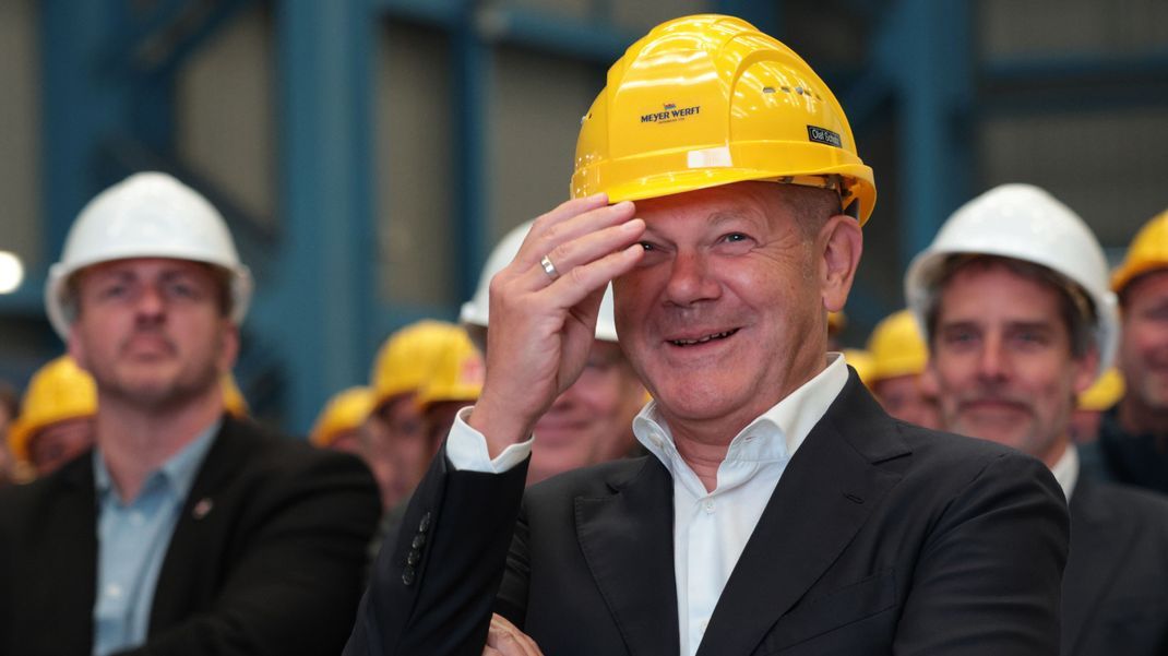 Bundeskanzler Olaf Scholz (SPD) spricht auf einer Betriebsversammlung der Meyer Werft in Papenburg.