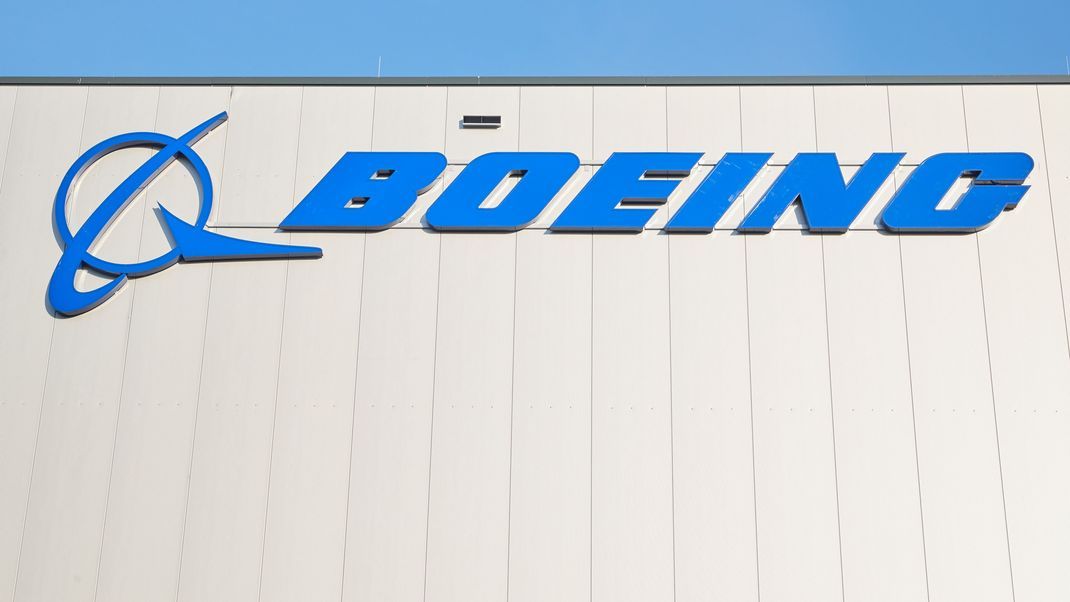 &nbsp;Blick auf ein Logo mit der Aufschrift "Boeing" an einer Halle des Boeing-Distributionszentrums.&nbsp;