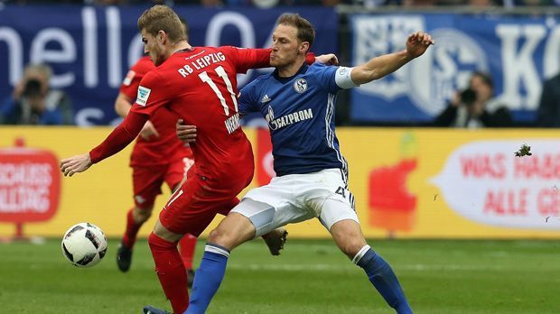 
                <strong>FC Schalke 04 vs. RB Leipzig: Die Sachsen in der Einzelkritik</strong><br>
                Ein Sieg auf Schalke, und RB Leipzig hätte den Rückstand auf den schwächelnden Tabellenführer Bayern München auf sechs Punkte verkürzen können. Doch aus kreativer Sicht nahm sich der Aufsteiger auf Schalke einen zum Großteil freien Nachmittag. Nach einer starken Anfangsphase gelang RB nicht mehr allzu viel. ran.de hat den Leipziger Auftritt unter die Lupe genommen.
              