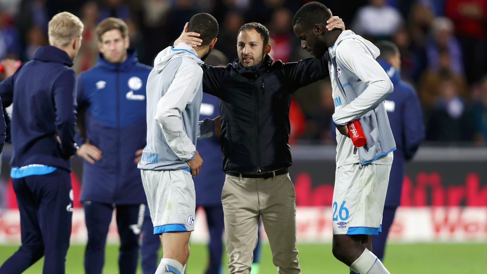 
                <strong>FC Schalke 04 (2018/19)</strong><br>
                Der FC Schalke 04 hat einen katastrophalen Fehlstart hingelegt. Nach fünf Spieltagen steht die Mannschaft von Trainer Domenico Tedesco (Mi.) noch immer mit null Punkten da. In der Geschichte der Bundesliga gab es zuvor bereits zahlreiche Mannschaften mit fünf Auftakt-Niederlagen - unter anderem schon einmal die Schalker! Wir verraten, wie die betroffenen Vereine die Saison abgeschlossen haben. Ein Klub qualifizierte sich sogar noch für die Champions League.
              