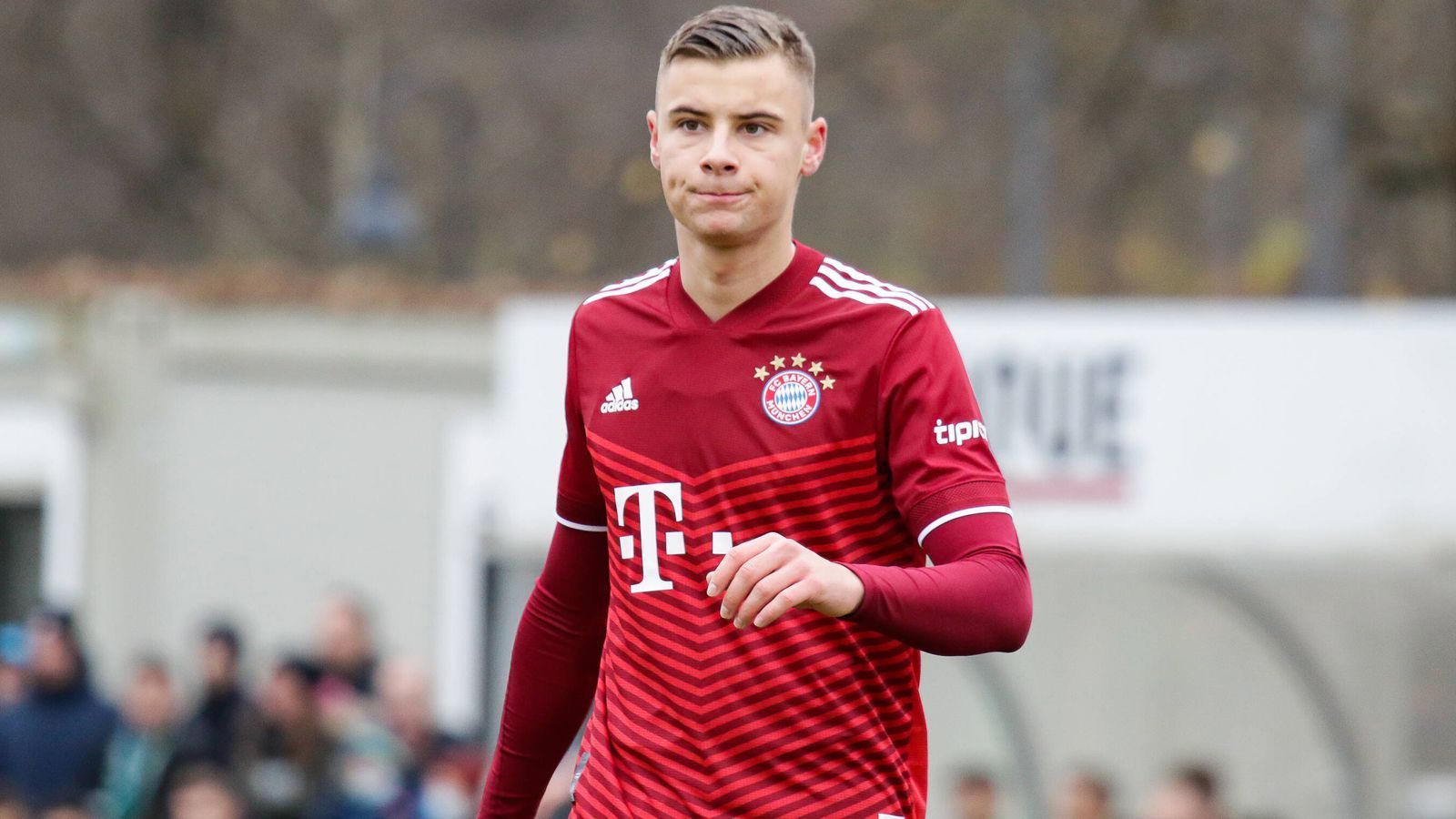 
                <strong>Gabriel Vidovic (18 Jahre, Offensives Mittelfeld)</strong><br>
                Der Offensivspieler erlebt sein erstes Jahr im Herren-Fußball und hat beim FC Bayern München II voll eingeschlagen. Seine Bilanz: 20 Spiele, zwölf Tore, sieben Vorlagen. Julian Nagelsmann wollte ihn bereits für das Top-Spiel gegen Borussia Dortmund im Dezember in den Kader stellen. Der in Augsburg geborene kroatische U21-Nationalspieler zog sich allerdings eine Verletzung zu. Gut möglich, dass dies in der Rückrunde nachgeholt wird. 
              