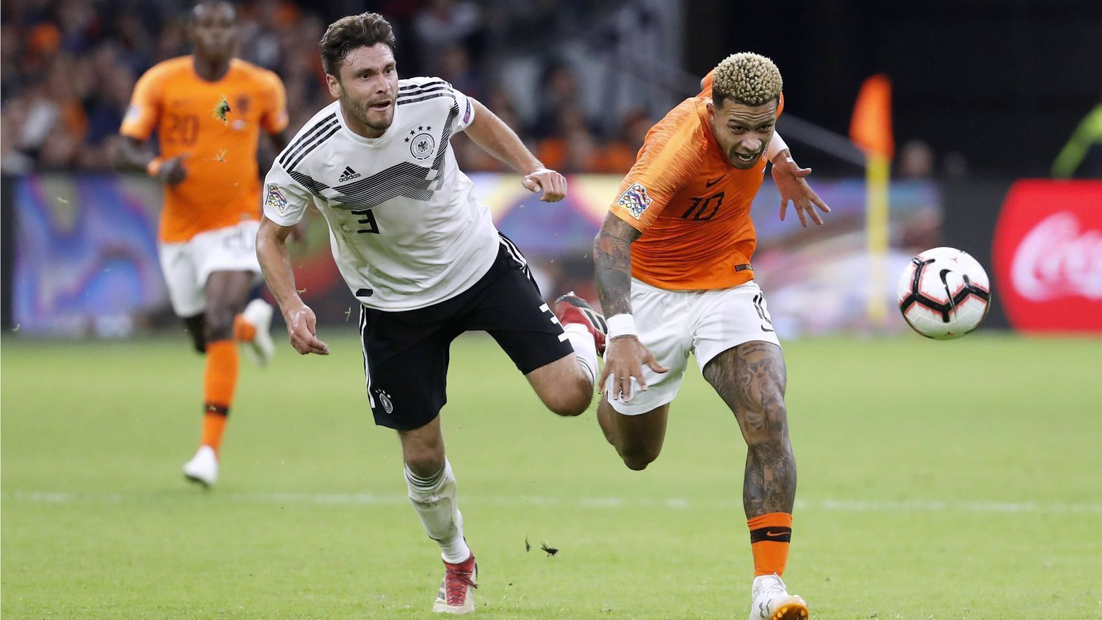 
                <strong>13.10.2018 - Nations League: Niederlande - Deutschland 3:0</strong><br>
                Ein Spiel auf WM-Niveau. Nach ordentlichem Beginn bricht der Ex-Weltmeister brutal auseinander und wird am Ende von den Holländern vorgeführt. Wieder hat Löw seinen Routiniers vertraut. Doch vor allem die Defensive mit Jerome Boateng und Mats Hummels ist überfordert.
              