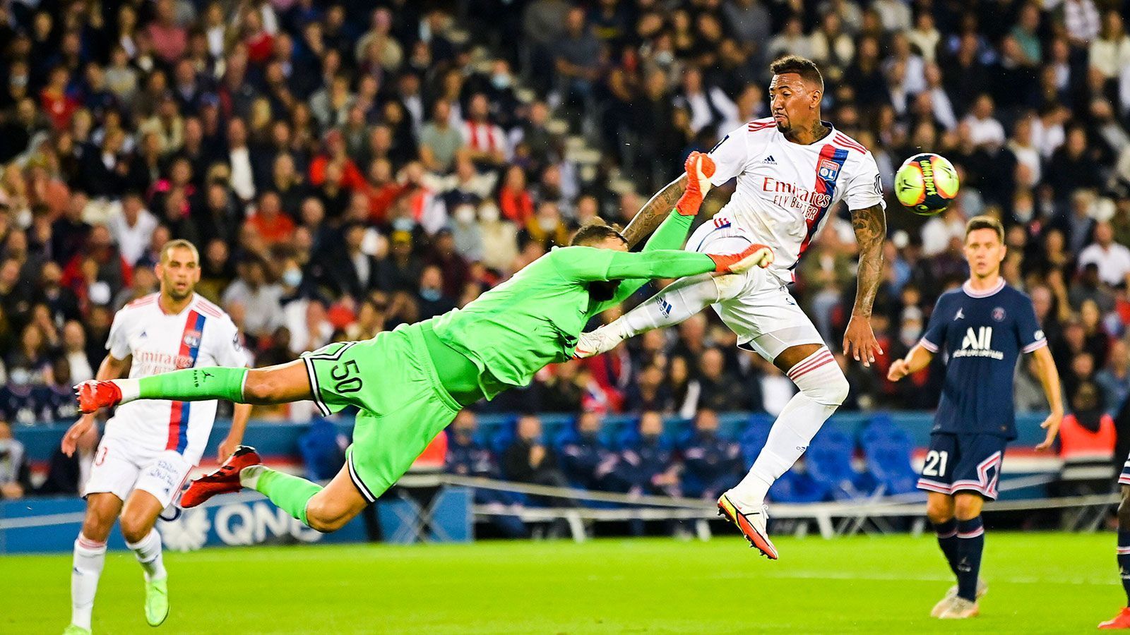 
                <strong>Jerome Boateng (vereinslos, ablösefrei zu Olympique Lyon)</strong><br>
                Erst im September fand Boateng mit Olympique Lyon einen neuen Klub, nachdem er in Folge des nicht verlängerten Vertrags bei den Bayern kurzzeitig vereinslos war. Sportlich lief es in seiner ersten Hinserie in Frankreich nicht immer rund, dennoch war der zweifache Triplesieger von Anfang an bemüht, als Anführer aufzutreten. Von 14 möglichen Ligaspielen machte Boateng zwölf in der Startelf, insgesamt gelangen ihm bislang zwei Assists in allen Wettbewerben.
              