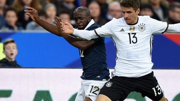 
                <strong>Lassana Diarra</strong><br>
                Lassana Diarra: Mit hohem Laufpensum schloss der zentrale Mittelfeldspieler einige Lücken. Forderte, auch wenn ihm nicht alles gelang, in der Vorwärtsbewegung viele Bälle. Offensiv ohne große Aktionen. ran-Note: 3.
              