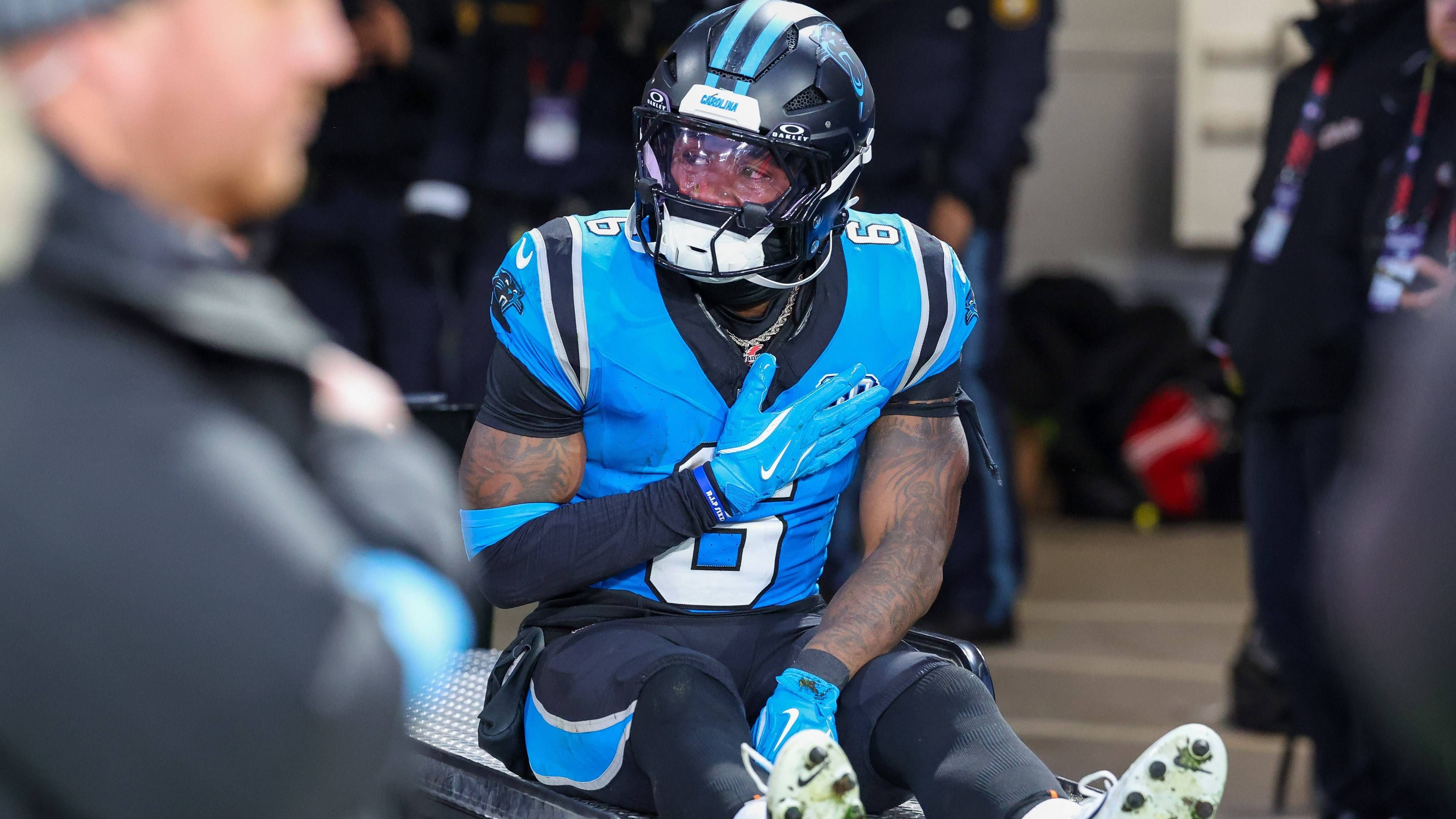 <strong>NFL: Die krassesten Bilder zum Munich Game 2024</strong><br>Bittere Nachricht für die Panthers. Noch in der ersten Hälfte musste der Ersatz von Running Back Chuba Hubbard, Miles Sanders, mit einer womöglich schwerwiegenden Verletzung vom Feld gekarrt werden.