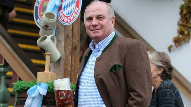 
                <strong>Uli Hoeneß</strong><br>
                Auch Ex-Präsident Uli Hoeneß, der wieder in sein altes Amt will, war mit dabei, als der Bayern-Tross zur alljährlichen Wiesn-Feier des Rekordmeisters erschien.
              