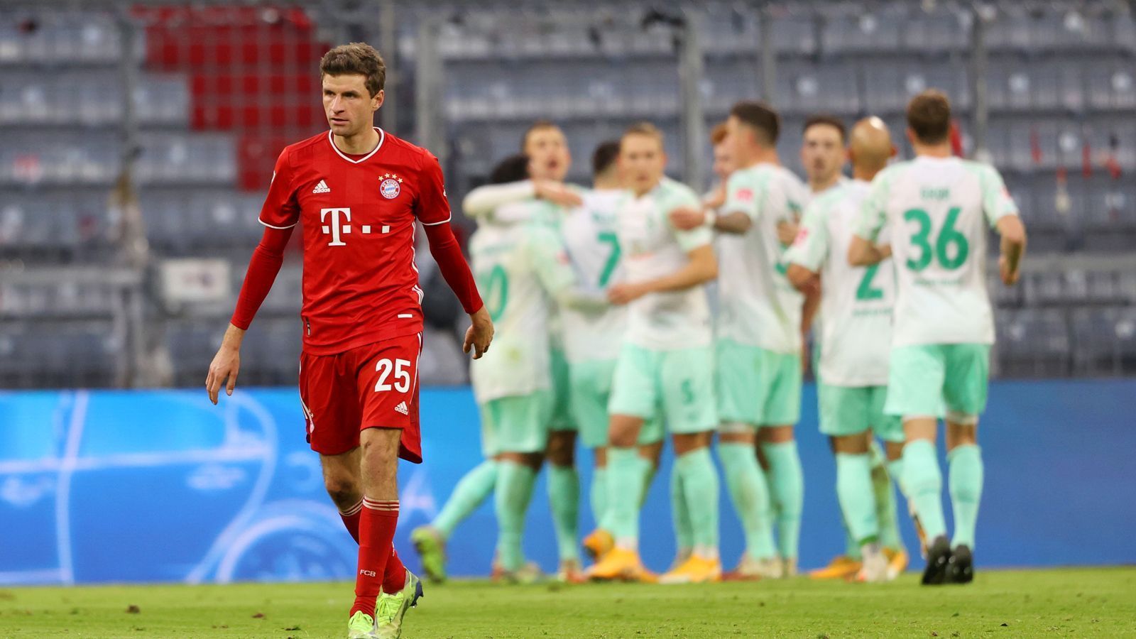 
                <strong>Thomas Müller</strong><br>
                Radio Müller ist wieder auf Sendung. Coacht von der ersten Minute an, vor allem bei Standards. Ansonsten bemüht und wie gewohnt überall zu finden aber ohne, dass dabei etwas Zählbares herauskommt. Als Trainer auf dem Feld stark - als Spieler ohne sehenswerte Aktionen. ran-Note: 4
              