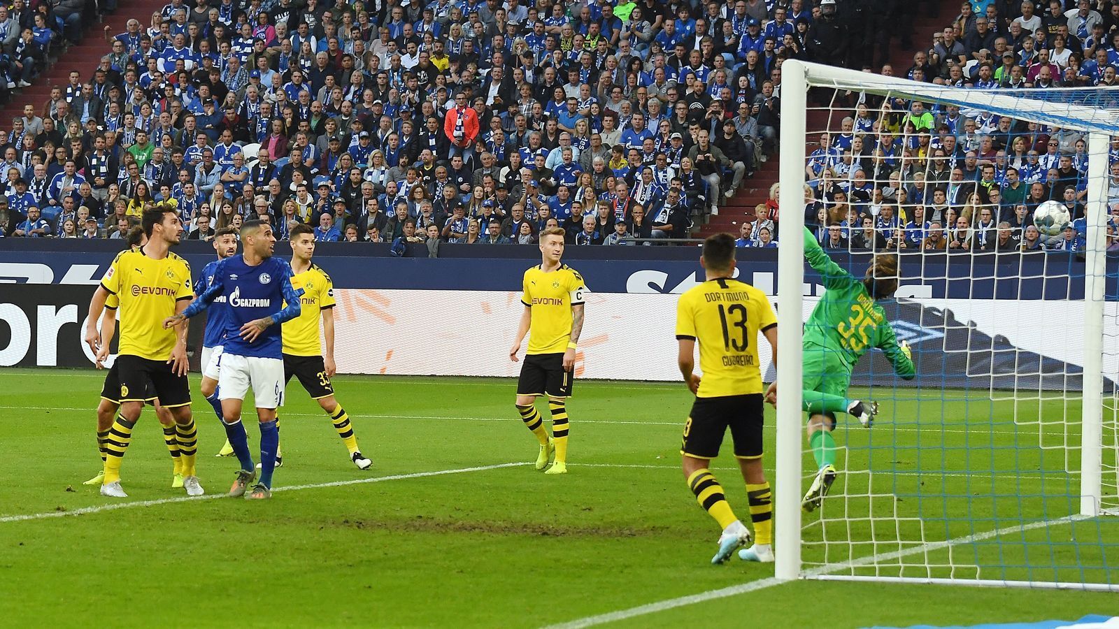 
                <strong>Bundesliga: Impressionen vom Revierderby 2019/20</strong><br>
                Dann ab ins Spiel und da hatte Schalke durch Salif Sane (nicht im Bild) per Kopf die erste Topchance. Der Abwehrriese traf aber nur den Pfosten. 
              