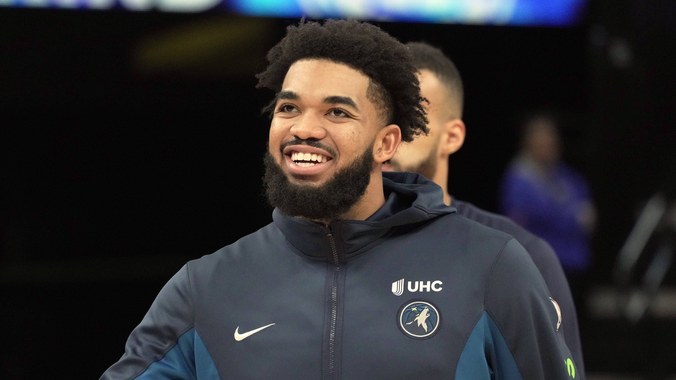 <strong>Karl-Anthony Towns (Minnesota Timberwolves)</strong><br>Schon in der Offseason wurde viel über einen möglichen Trade des Guards spekuliert. In der aktuellen Form wäre es natürlich bitter, einen Spieler mit solcher Qualität zu verlieren. Viele Spieler müssen allerdings bezahlt werden. Das Team würde wohl langfristig sowieso nicht in der Form zusammen bleiben können. Dafür würde momentan wohl einiges an Trade-Volumen für die Wolves herausspringen.