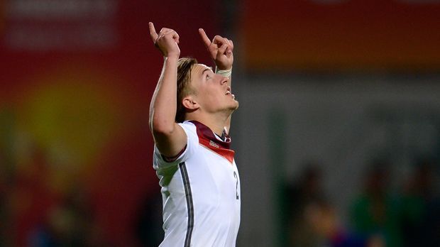 
                <strong>Mittelfeld: Felix Passlack</strong><br>
                Mittelfeld: Felix Passlack. Er ist der Anführer des jungen Teams: Felix Passlack von Borussia Dortmund. Bei der EM erzielte Passlack drei Tore und ist auch bei der WM der verlängerte Arm von Trainer Christian Wück auf dem Feld. Er soll die U17 zum Titel führen.
              