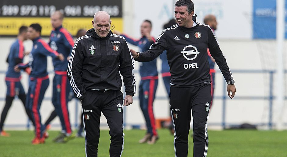 
                <strong>Ehemalige Fußball-Stars als Trainer-Assistenten</strong><br>
                Jan Wouters (li.) und Roy Makaay bei Feyenoord Rotterdam: Beide haben eine Bayern-Vergangenheit, der ehemalige Torjäger beendete seine aktive Karriere 2010 bei Feyenoord und arbeitete sich seither über die Position als Scout, das Nachwuchsteam und die Reserve in den Trainerstab der Profimannschaft vor. Hier ist er für die Stürmer verantwortlich. Wouters trainierte seit dem Ende seiner Laufbahn 1996 den FC Utrecht, Ajax Amsterdam und PSV Eindhoven, wurde wie Makaay im Sommer 2015 in den Feyenoord-Trainerstab aufgenommen.
              