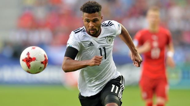 
                <strong>Serge Gnabry</strong><br>
                Als Leistungsträger der U21 führte Bayern-Neuzugang Serge Gnabry die DFB-Elf bei der Endrunde in Polen bis ins Endspiel. Der Ex-Bremer könnte wohl in den nächsten Tagen bzw. Wochen sogar noch ausgeliehen werden, zuletzt gab es Gerüchte um mehrere angebliche Interessenten aus der Bundesliga wie Hertha BSC, Hoffenheim und Schalke.
              