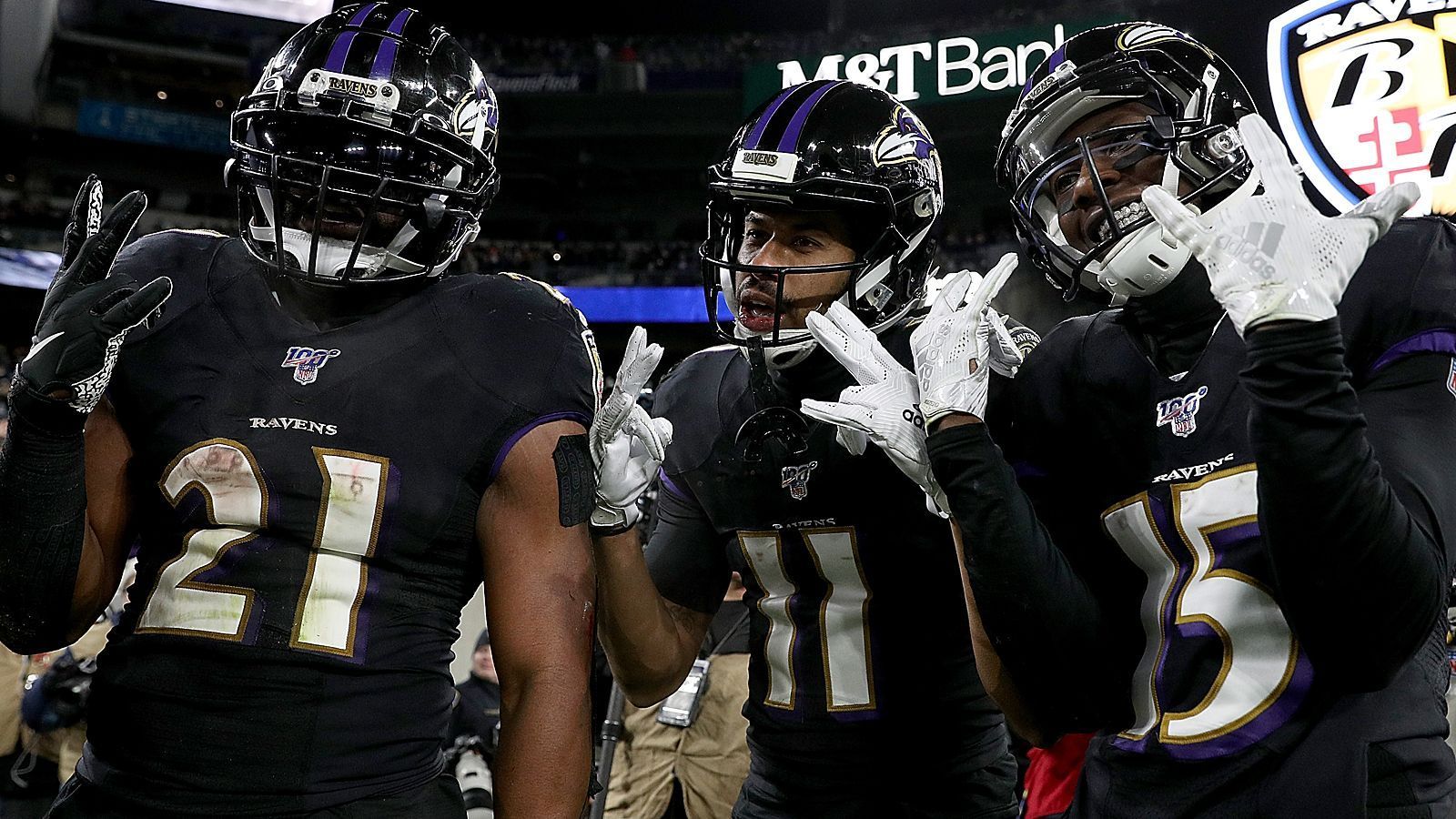 
                <strong>AFC Divisional Round: #1 Baltimore Ravens (Vorwoche #1)</strong><br>
                Im Thursday Night Game gegen die New York Jets (5-9) verlängerten die Baltimore Ravens (12-2) ihre Siegesserie auf zehn Partien. Zugleich verteidigte das Team von Head Coach John Harbaugh damit den Titel in der AFC North Division. Damit ist die Bye Week zum Playoff-Auftakt so gut wie sicher.
              