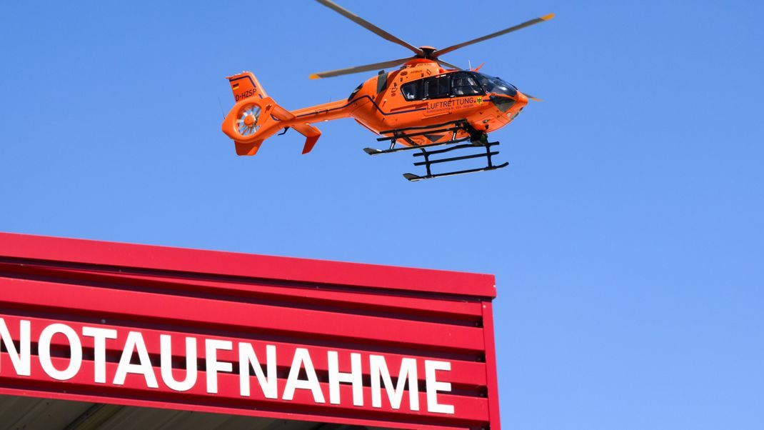 Dramatischer Verkehrsunfall einer Familie mit mehreren Kindern: Ein Neunjähriger musste per Hubschrauber in die Klinik. (Symbolbild)