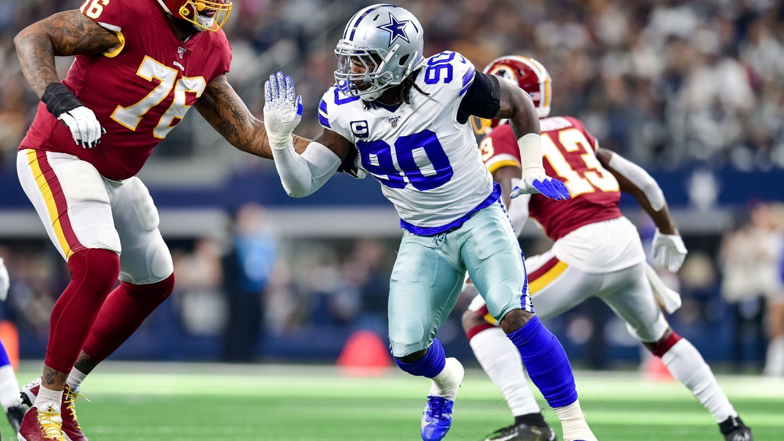 
                <strong>Defensive End: DeMarcus Lawrence</strong><br>
                Einer der bestbezahlten Spieler der Defense, der Cowboys und der ganzen Liga ist DeMarcus Lawrence. Der Edge Rusher verdient 21 Millionen Dollar pro Saison, konnte dieses hohe Gehalt aber in den vergangenen Jahren nicht wirklich zurückzahlen. 2020 hatte Lawrence 57 Total Tackles, sechseinhalb Sacks sowie vier Forced Fumbles. Das ist ordentlich, für sein Gehalt aber zu wenig. Zu seiner Verteidigung jedoch ist es schwer, die Quarterbacks zu Boden zu bringen, wenn die Secondary zu den schwächsten der Liga gehört. Ob es gegen die hervorragende Offensive Line der Buccaneers dazu reicht, Tom Brady zu Boden zu bringen, ist fraglich.
              