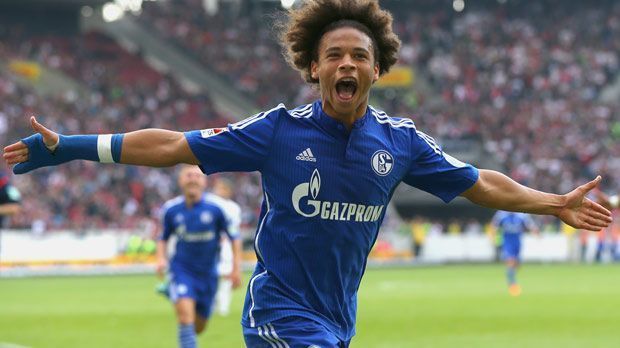 
                <strong>Shootingstar der Hinrunde: Leroy Sané</strong><br>
                Shootingstar der Hinrunde: Leroy Sané. Sané fällt auf. Nicht nur wegen seiner Koboldfrisur. Der Jungstar von Schalke 04 hat in der Hinrunde mit Tricks, Dribblings und Toren nicht nur die Herzen der königsblauen Fans im Sturm erobert. Ein Raunen geht durch die Stadien, wenn der 19-Jährige mit hohem Tempo und feiner Technik den Ball nach vorne treibt. Fünf Tore und fünf Vorlagen hat Sané in den Pflichtspielen der Gelsenkirchener beigesteuert - fast durchweg spielentscheidende.
              