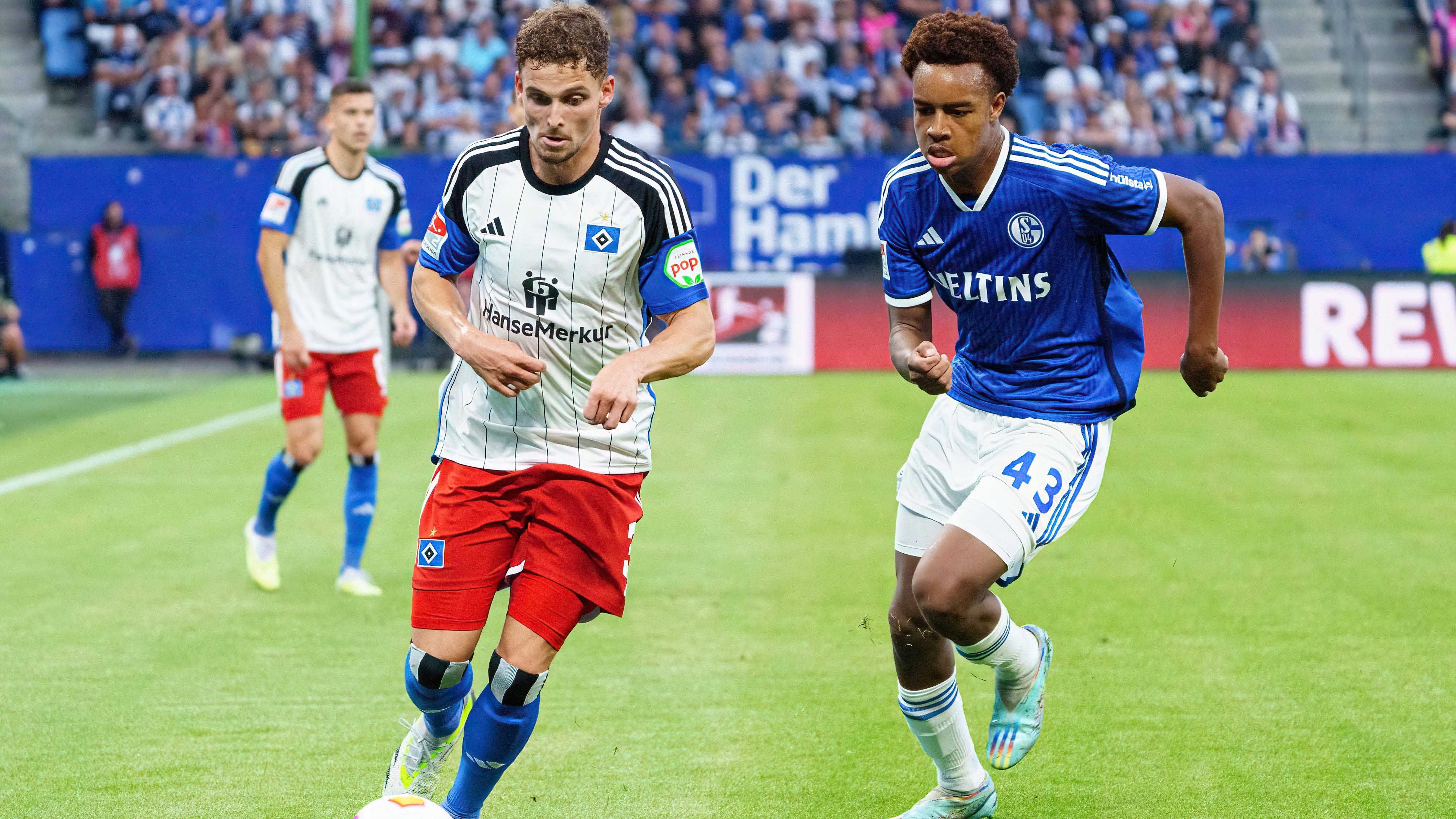 <strong>Überraschende Premiere gegen den HSV</strong><br>Der Startelf-Einsatz gegen den HSV kam dann aber doch etwas überraschend. "Die Entscheidung ihn zu bringen, hatte ich schon früh im Kopf“, erklärte Reis nach dem Spiel und befolgte damit gewissermaßen auch die Sehnsucht der Schalker-Anhänger. Bei den Knappen-Fans war der 17-Jährige in der Vorbereitung zum Hoffnungsträger schlechthin avanciert. Viel Druck für einen jungen Spieler…