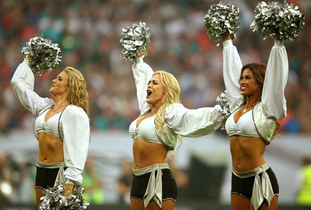 
                <strong>Oakland Raiders - Miami Dolphins</strong><br>
                Egal, die Raiders-Cheerleader lassen sich die Show in London trotzdem gefallen - auch wenn es für das Team aus Kalifornien die vierte Niederlage im vierten Spiel setzt.
              