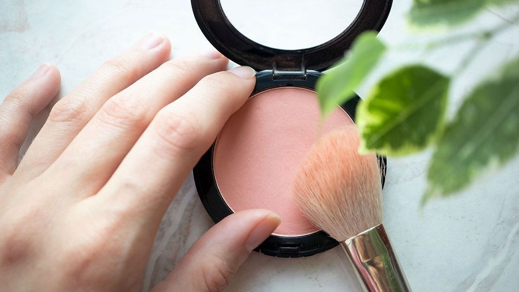 Der richtige Blush ist entscheidend für ein gelungenes Contouring mit Rouge. Von Pink, Rosé und Beerentöne – wir verraten dir, welcher Blush-Ton deinem Teint besonders schmeichelt. 