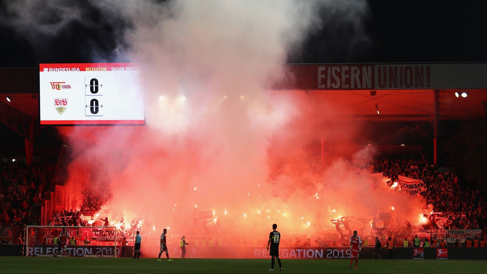 
                <strong>Pyros hüllen Alte Försterei ein</strong><br>
                Nach dem Pausenpfiff wurde erstmal wieder fleißig gezündelt - zumeist aus dem Stuttgarter Block.
              